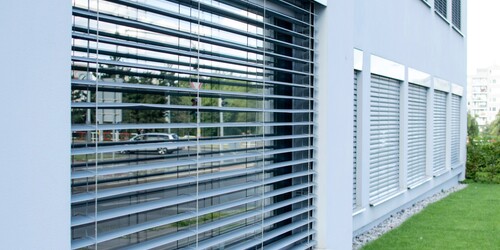 Optimization of building maintenance costs and external venetian facade blinds