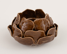 Świecznik Petalia marron foncé 10 cm