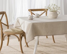 Nappe en lin ornée de dentelle