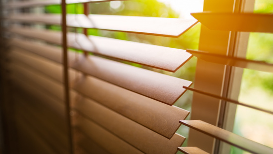 Stores vénitiens en bois avec rubans