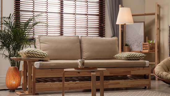 Stores vénitiens en bois avec rubans